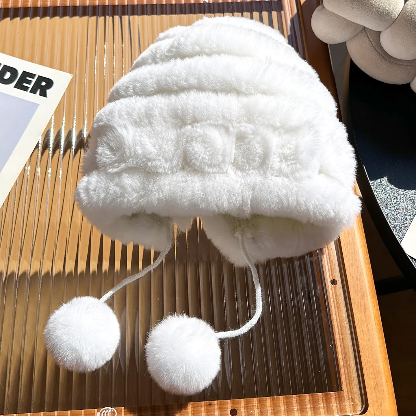 Echte Rex-Kaninchenfell-Mütze mit Blume, Winter-Herbst-Warmmütze, Bommel, flauschiger Ball, Ohrenschutz, niedliche Kopfbedeckung – Detail 5