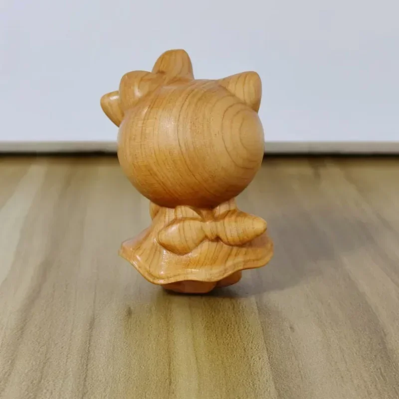 Sanrio Carving Lovely Red Cedar Hello Kitty Model na biurko Figurki Ręcznie robione ozdoby Dekoracje do sypialni Prezent urodzinowy dla dzieci