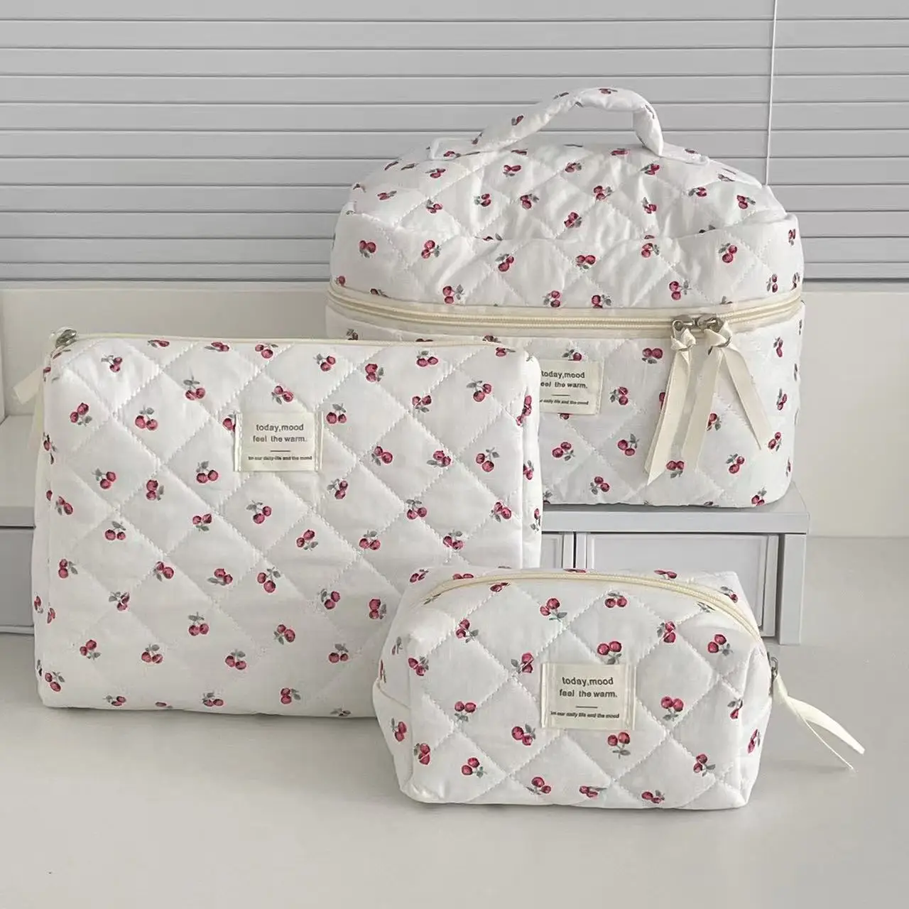 Cherry Makeup Bag Women's Cosmetic Bags Fashion Portable Cute Cosmetic Travel Storage Pouch Handbag Cotton Quilted Zipper Purse