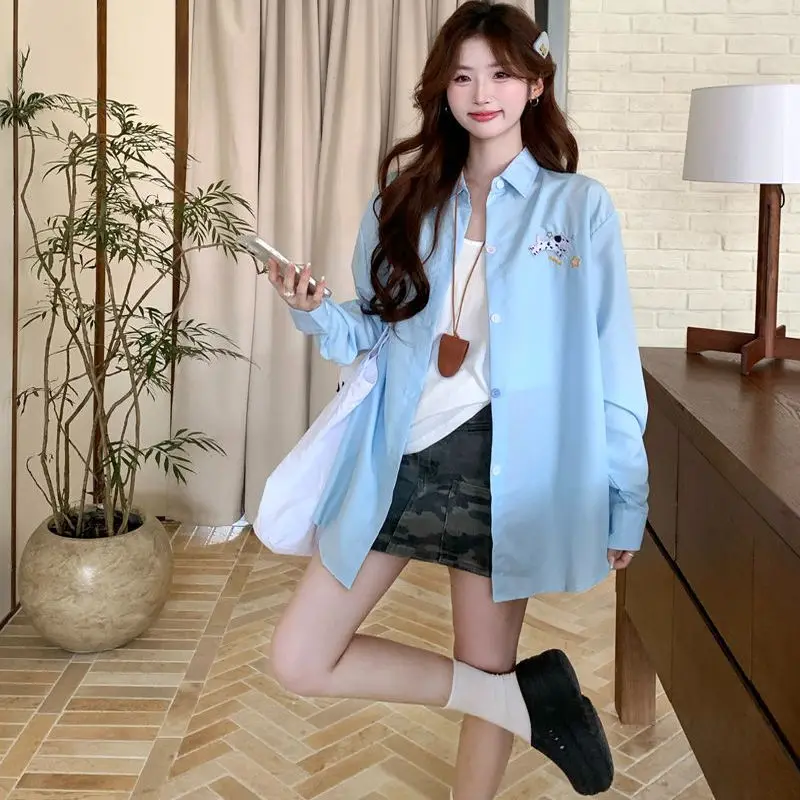 

Осенняя коллекция 2025: Новая модель женской рубашки с вышивкой, длинным рукавом, свободного кроя, в повседневном стиле, художественная, модная, нежная, из полиэфирного волокна