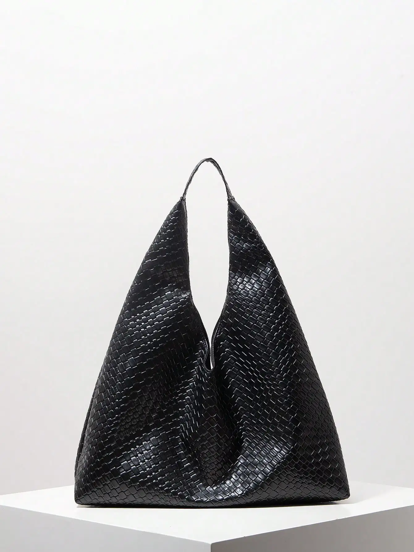 

Черная сумка-тоут с асимметричным дизайном и текстурой плетеного материала