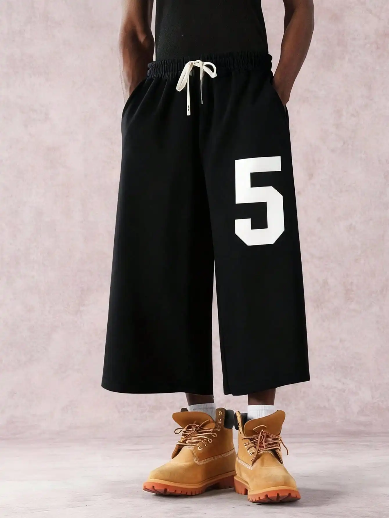 

Мужские спортивные брюки свободного кроя с графическим принтом и завязками на талии