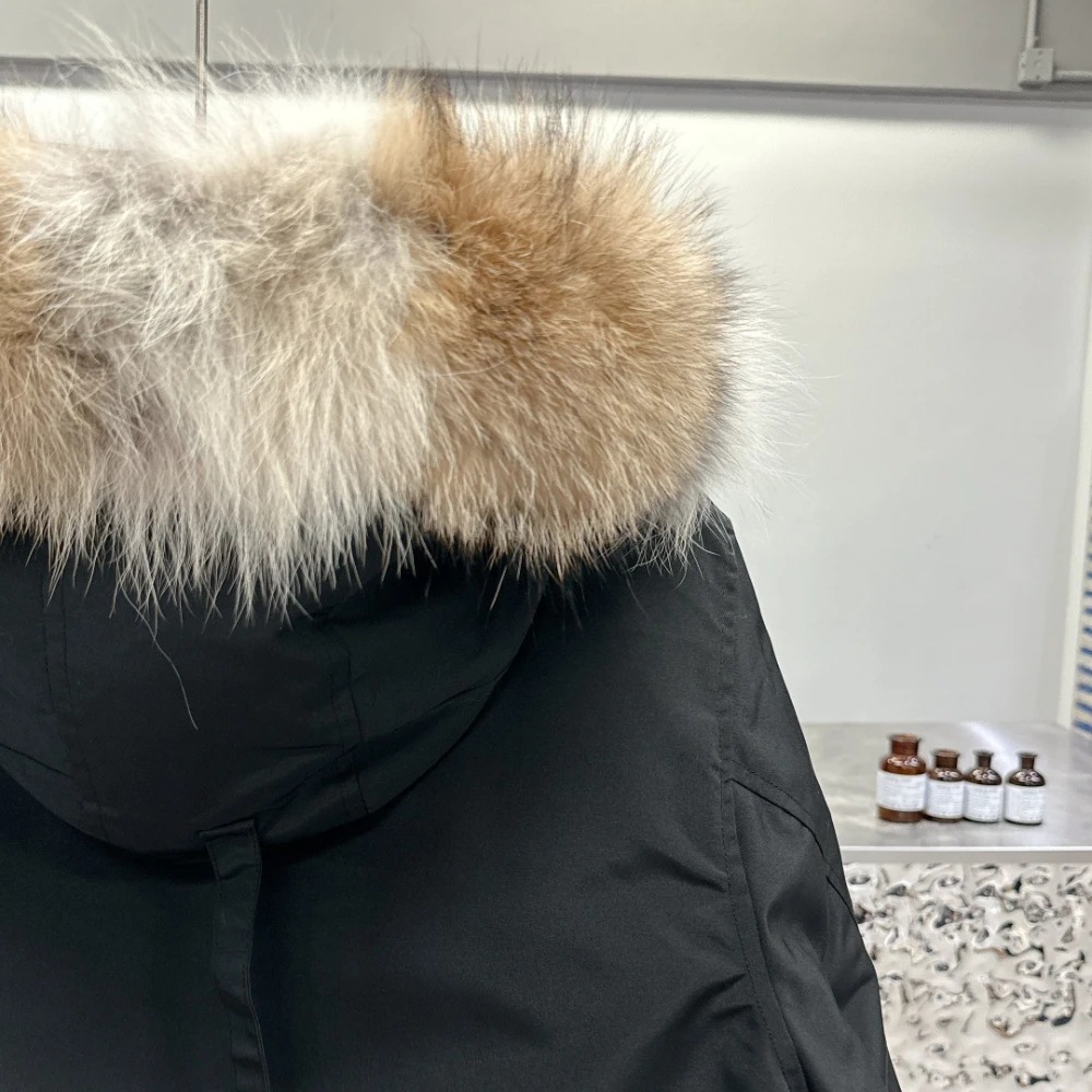 الفاخرة أوزة أسفل معطف 2025 العلامة التجارية الشتاء النساء أسفل سترة لينة الدافئة البخاخ ملابس خارجية قصيرة خفيفة الوزن مصمم معطف غير رسمي #3