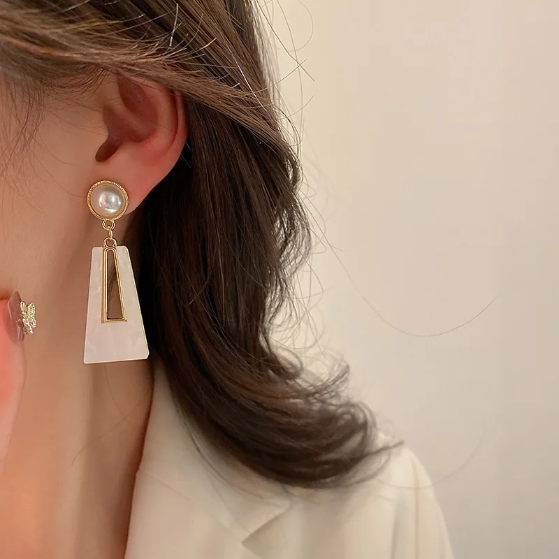 أقراط هندسية أكريليك بتصميم شبه منحرف ، إحساس مبالغ فيه ، أسلوب حلو وبارد ، إبرة فضة