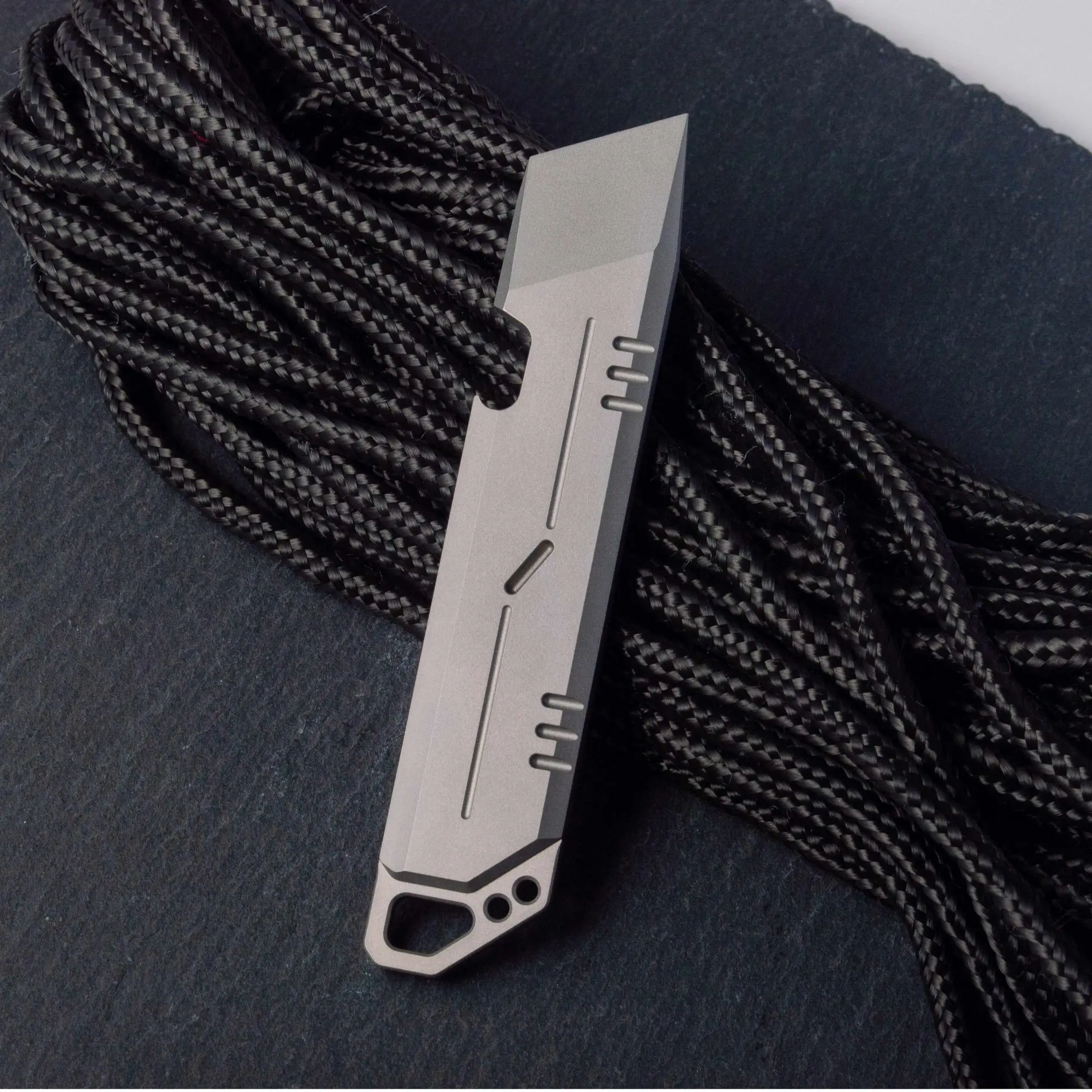 في الهواء الطلق المحمولة EDC متعددة الوظائف سبائك التيتانيوم قضيب رفع فتاحة الزجاجات المفاتيح أداة