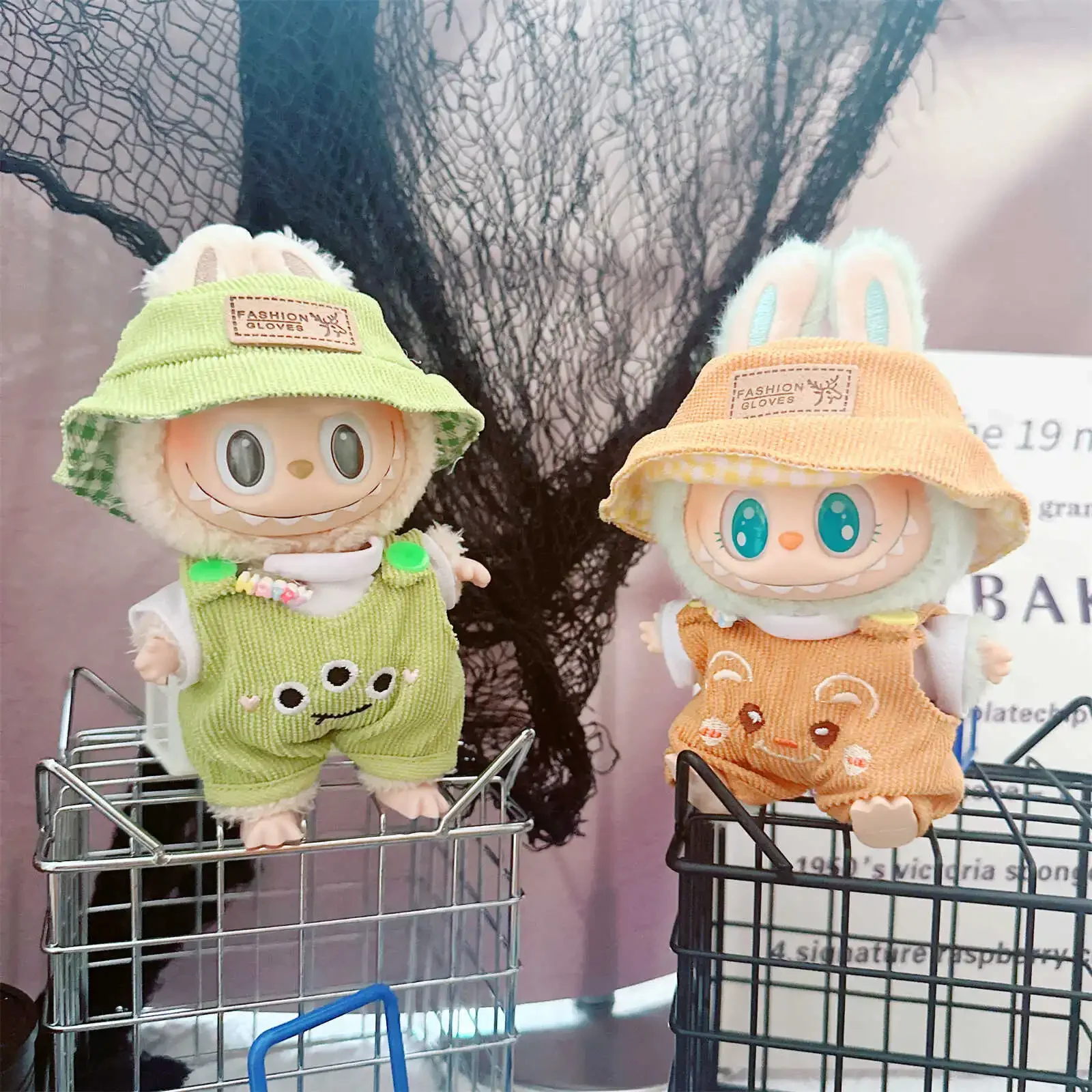 Freizeit-Stil, Trägerhose mit Hut für 17 cm große Labubu-Puppen, Kleidung, niedliche Mini-Plüschpuppenkleidung, das Monster-Outfit-Zubehör