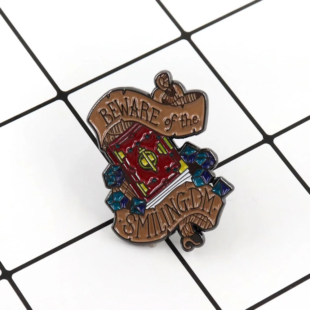 1PC Pin Esmaltado de D&D con Diseño de Dado y Libro de Hechizos 'Cuidado con el DM Sonriente', Broche para Jugadores de Juegos de Rol de Mesa, Regalo de Joyería de Dungeons and Dragons