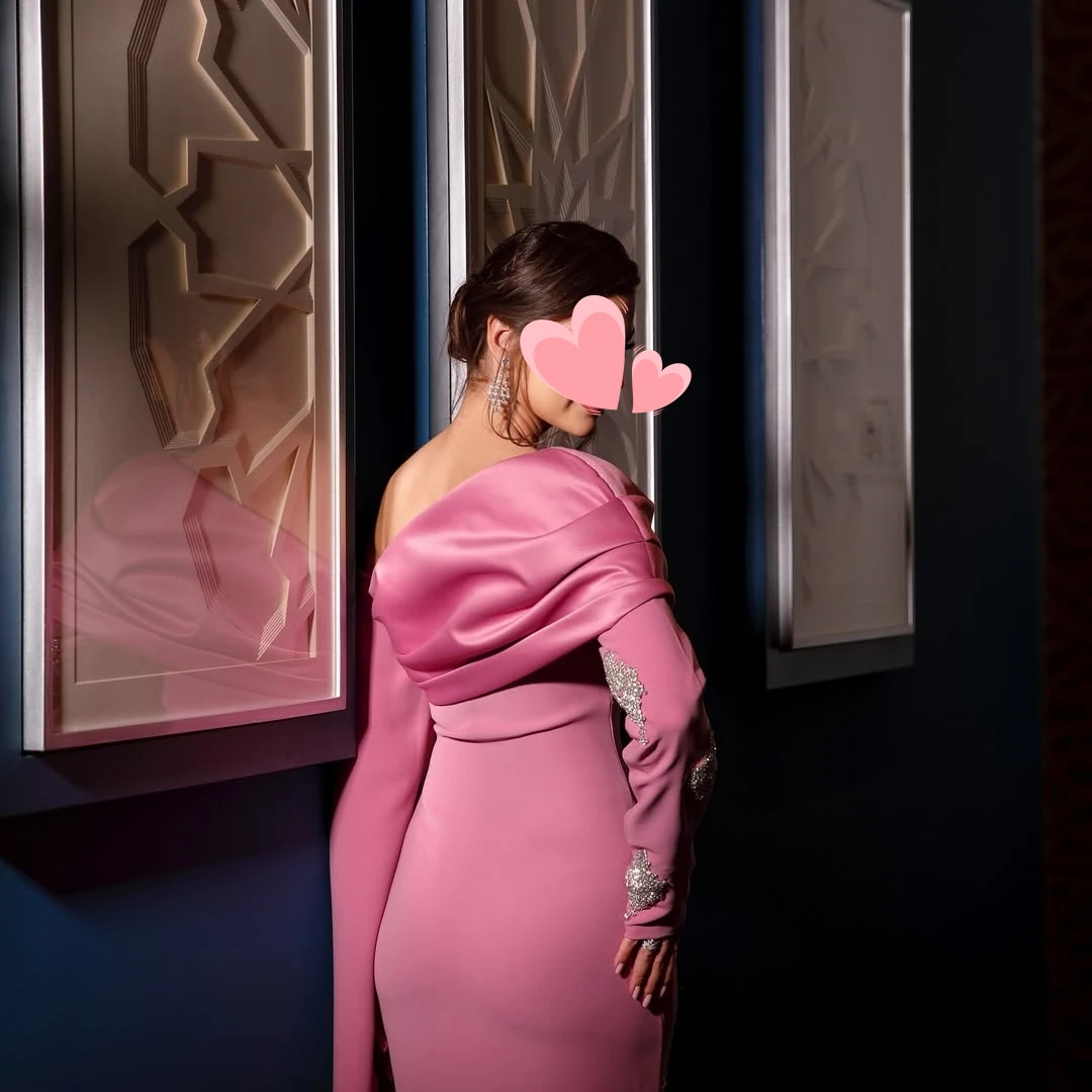 Sukienki wieczorowe na studniówkę, eleganckie, vintage, w słodkim różu, z koralikami, na jedno ramię, stylowe, nowe, szyte na miarę, na formalne okazje.