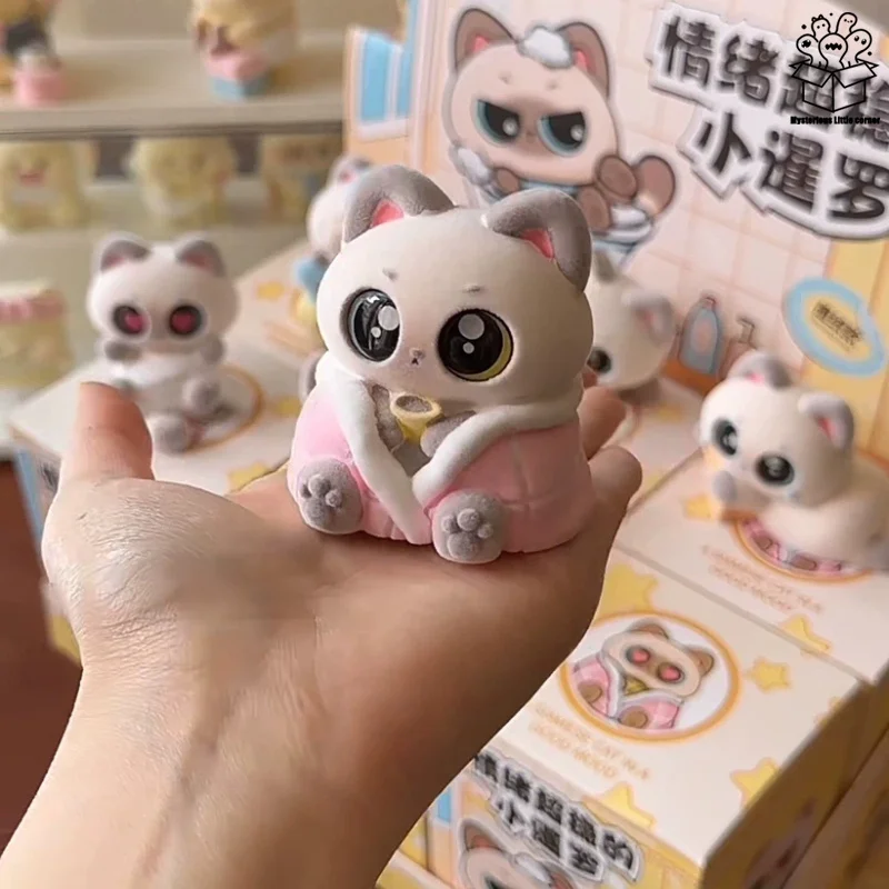 

Супер милые эмоционально стабильные маленькие сиамские слепые коробки, украшения, милые плюшевые фигурки Мяу Мяу на столе, подарки на день рождения