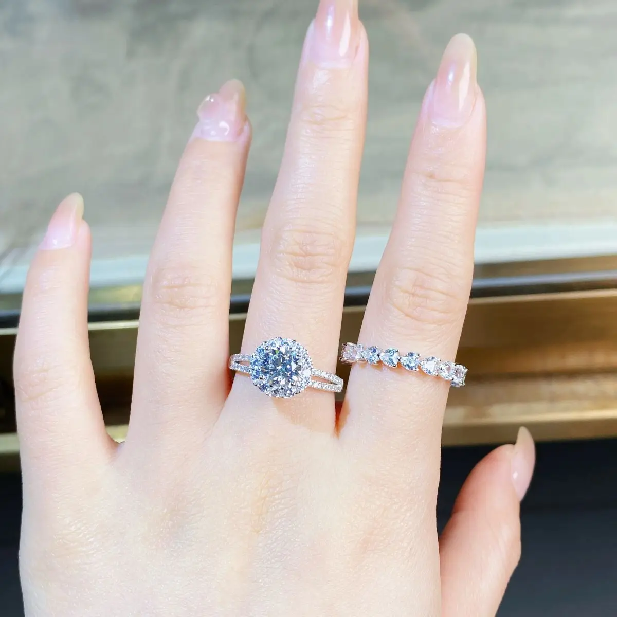1 Karat D-Farbe VVS Klarheit Moissanit-Ring für Damen 18K Weißgold AU750 Hypoallergener Feiner Verlobungsschmuckring – Detail 7