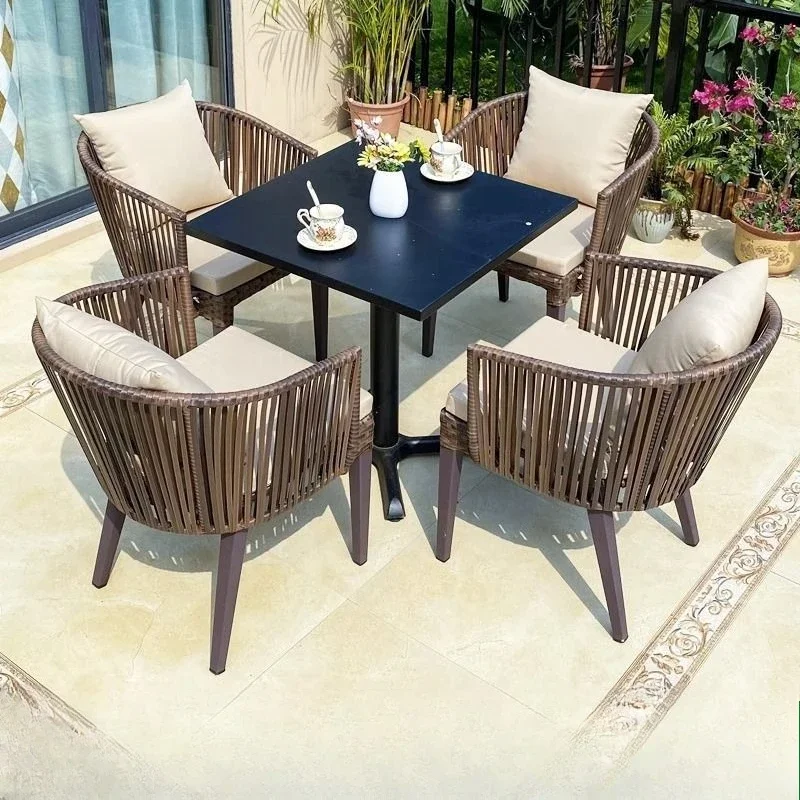 Kombination aus Rattan-Tisch und Stuhl für den Außenbereich