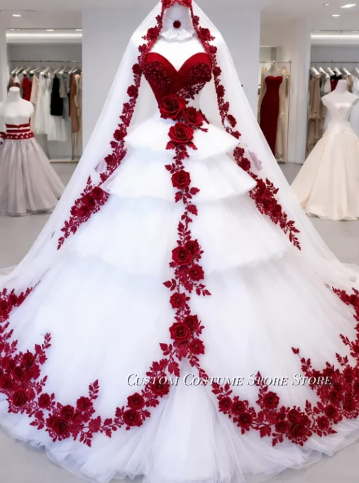 Maßgeschneidertes Weiß-Rotes Charo Hochzeitskleid mit Sweetheart-Ausschnitt, 3D Rote Rosen-Stickerei, Viktorianischer Mehrlagiger Tüll-Langschleier Brautkleid
