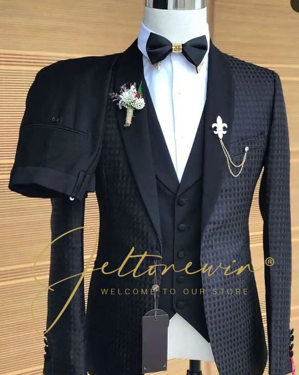 

Черный мужской смокинг с жилетом. Элегантный современный стиль. Официальный наряд для жениха или вечера для особых случаев и банкетов.