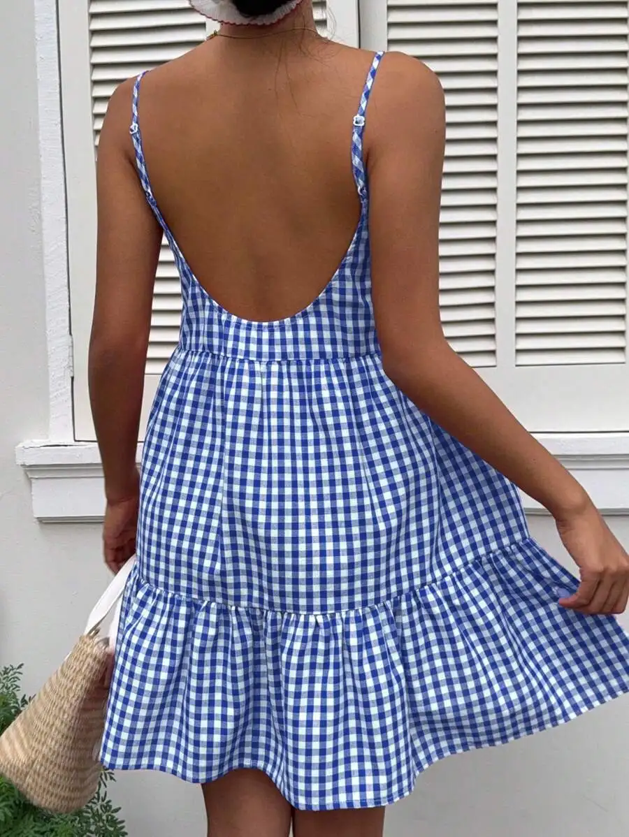 Vestido de verano azul y blanco de cuadros vichy sin espalda con tirantes finos y dobladillo con volantes para vacaciones