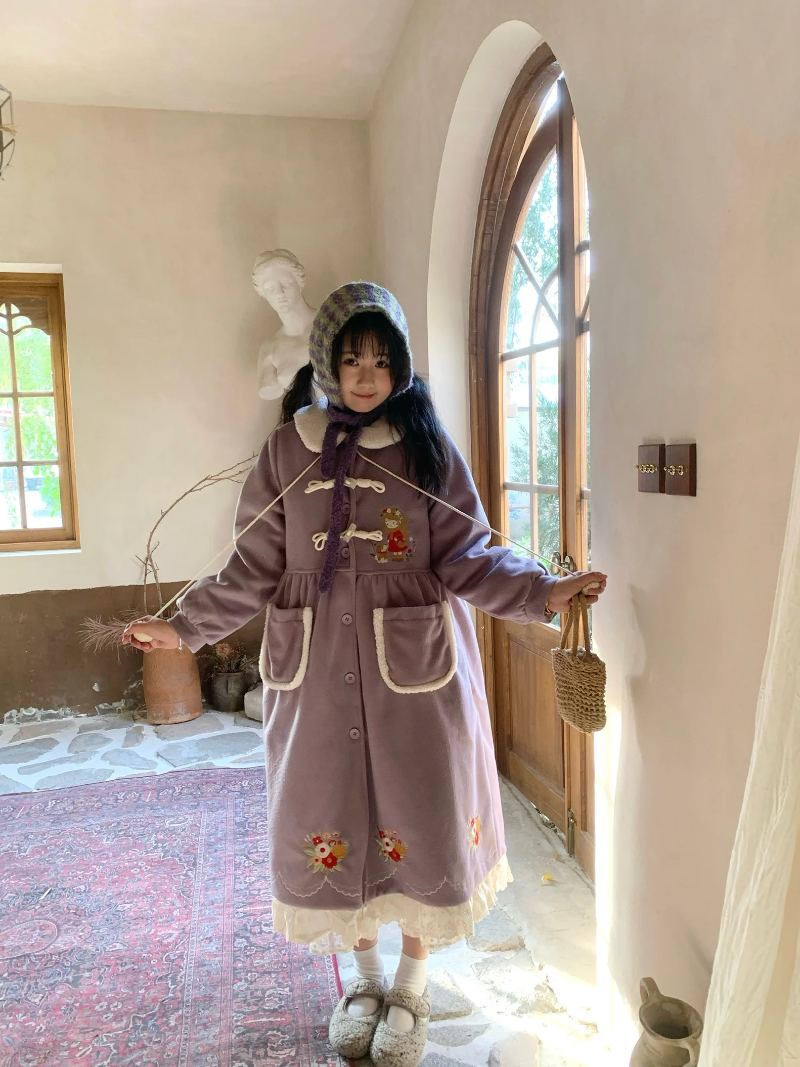 

Утепленное пальто с воротником из овечьей шерсти, хлопковой подкладкой, свободного кроя, зимнее, с милой вышивкой, фиолетовыми пуговицами-рожками, большого размера