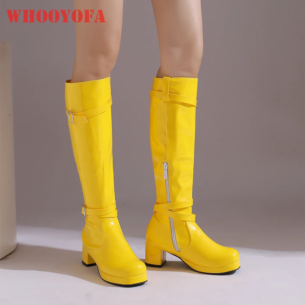 

2025 Новые глянцевые желтые, зеленые, оранжевые женские ботинки до середины икры, офисные женские туфли телесного цвета на среднем блочном каблуке, большие размеры 11 43 46 50