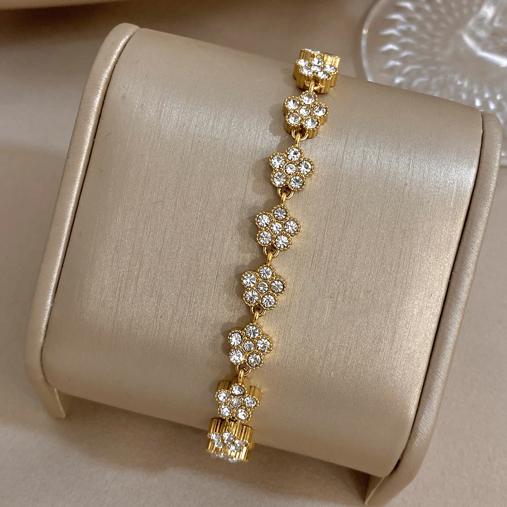 Modisches, vergoldetes, mehrfarbiges Edelstahl-Kleeblatt-Armband mit glänzendem Strass-Blumenanhänger, Gliederarmband, Schmuck für Damen – Detail 5