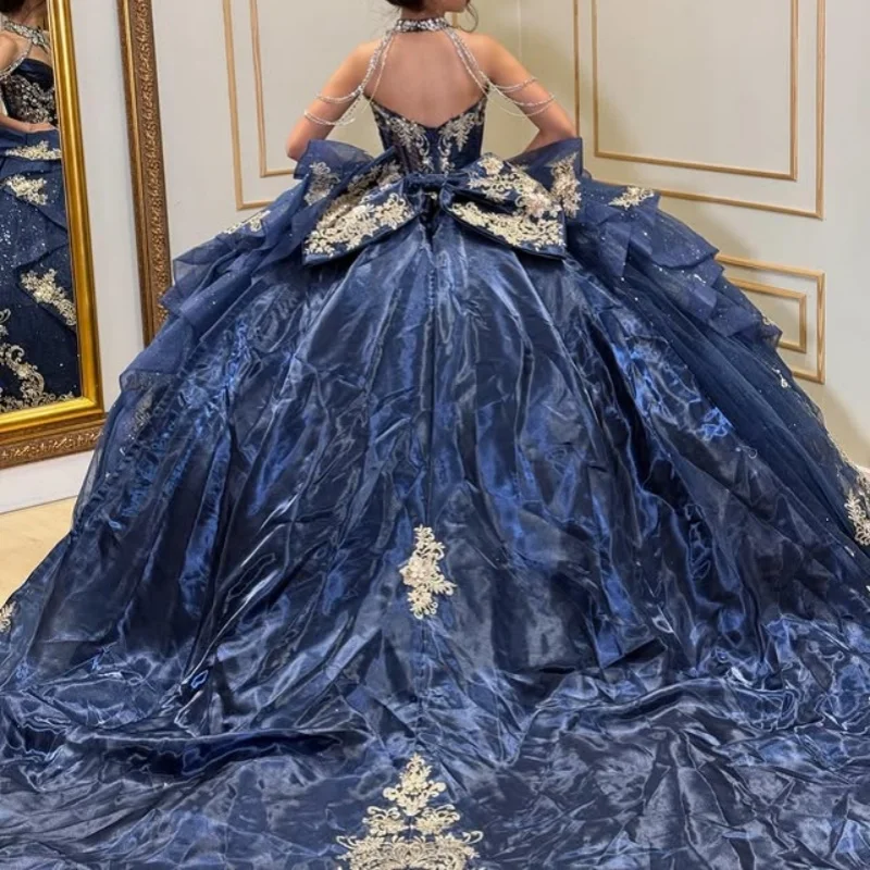 Robe Quinceanera bleu foncé brillant, épaules dénudées, dentelle superposition, paillettes, décalcomanie, longue queue, nœud, robes de 15 Quinceanera ﻿ Personnaliser
