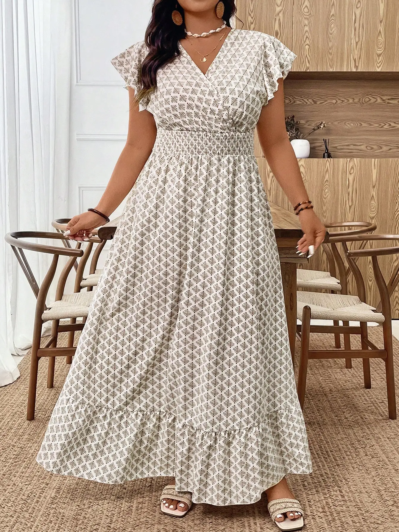 

Элегантное женское макси-платье с цветочным принтом, рюшами, короткими рукавами и присборенной талией