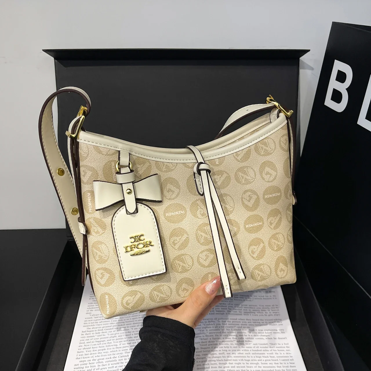 

Elegant Tote Bag With Vintage Design Paris Inspired Letter Logo And Solid Color For Luxury Women