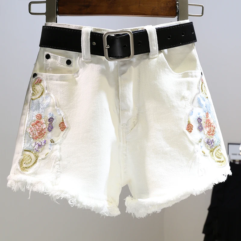 Pantalones cortos vaqueros con bordado Floral para mujer, última atuendo de verano, pantalones vaqueros cortos blancos holgados de cintura alta ajustados europeos