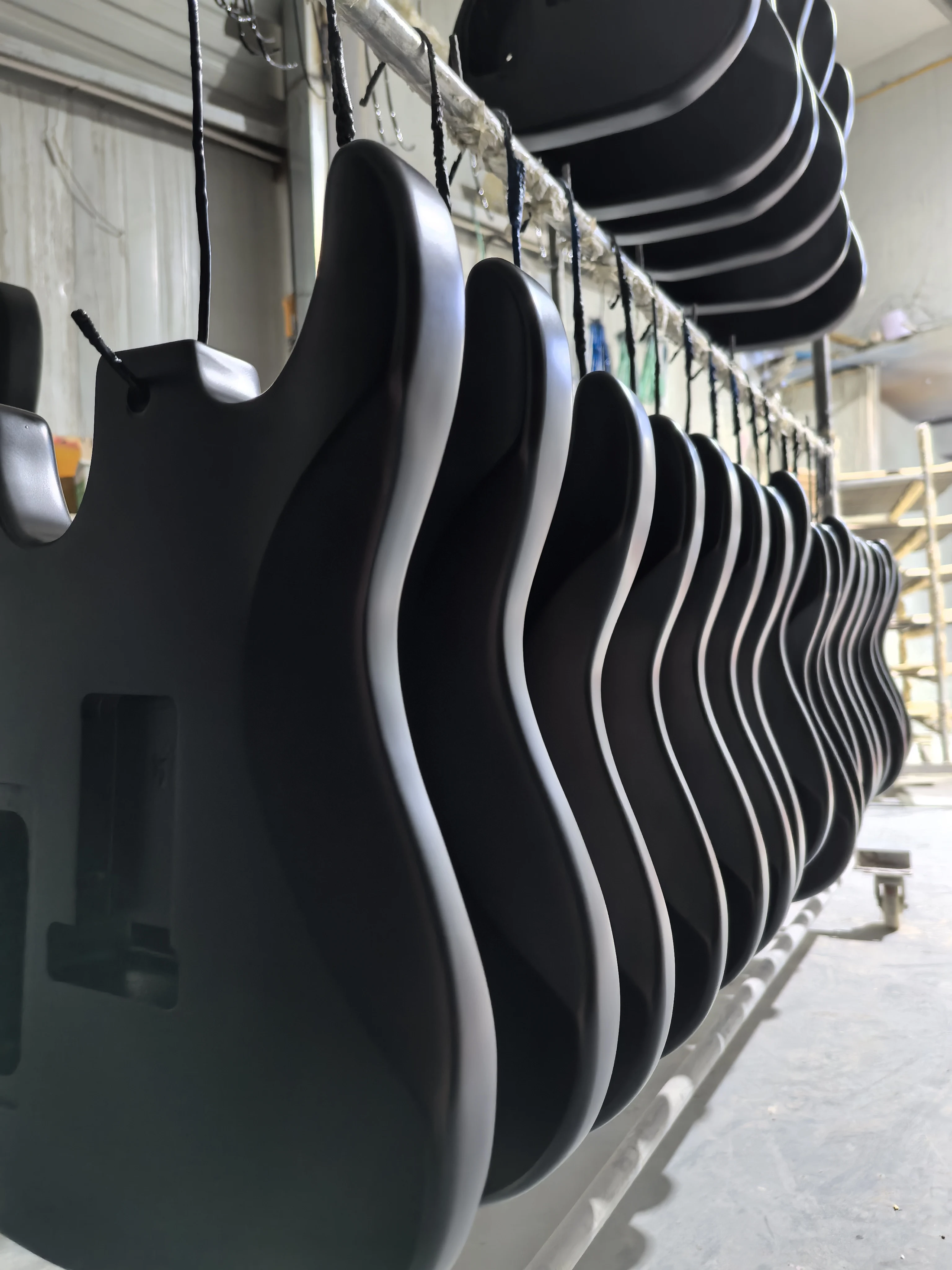 

Factory directly selling, in stock, black matte 6 string electric guitar, acoustic guitar body, can be customized.