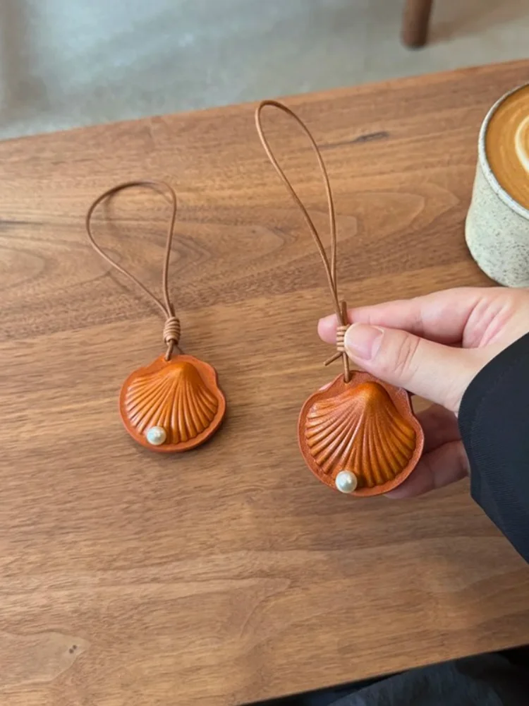 Elegant Coastal Minimalist Bag Charn Handmade Vegetable Tanned Cow Leather Scallop Shell Pendant Simulated Pearl Bag Pendans