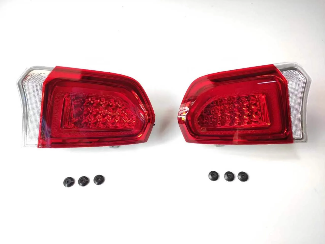 1/2pc left/right 68196290AC 68400290AA for Chrysler 300c 15-23 US Tail lights with white background without rear fog lights