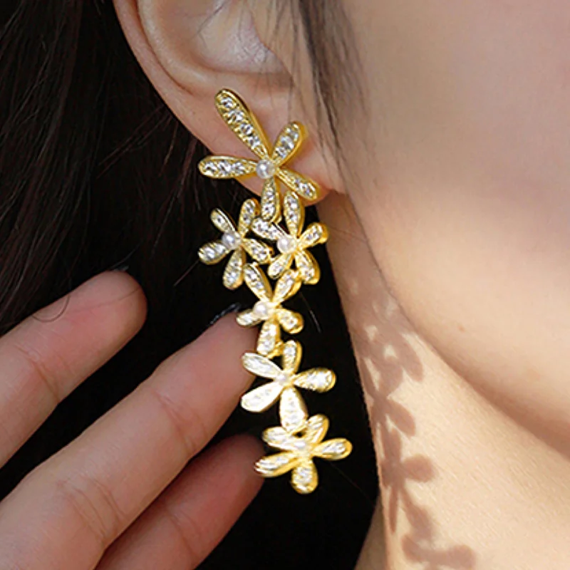 Huitan Gold Farbe Dame Hängenden Tropfen Ohrringe Blume Design Imitation Perle Hochzeit Party Verlobung Romantische Accessoires Schmuck