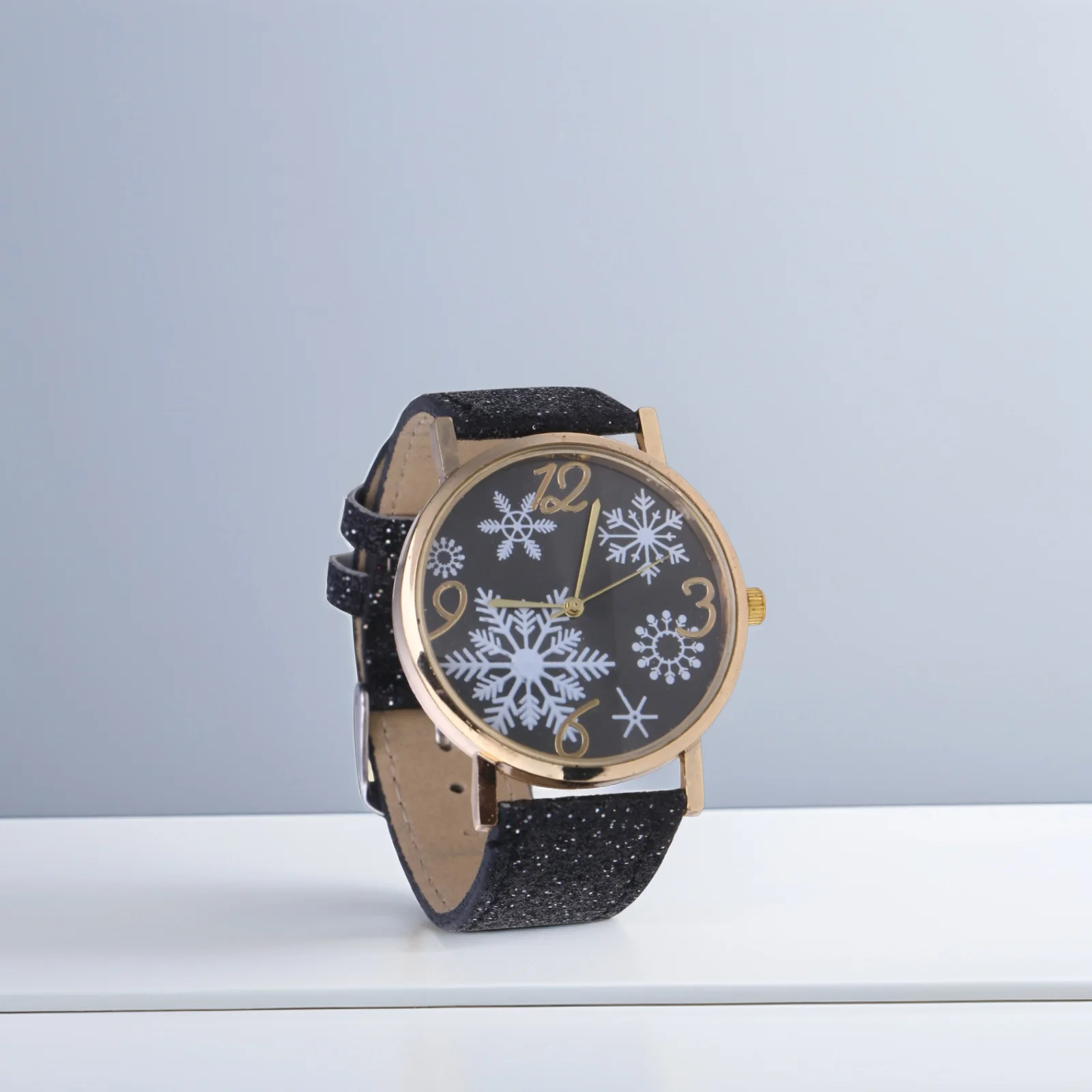 Luxury Christmas Women Quartz Watch Black Snowflake Face Alloy Material Fashion Wristwatch Gift for Lady Wife Mother