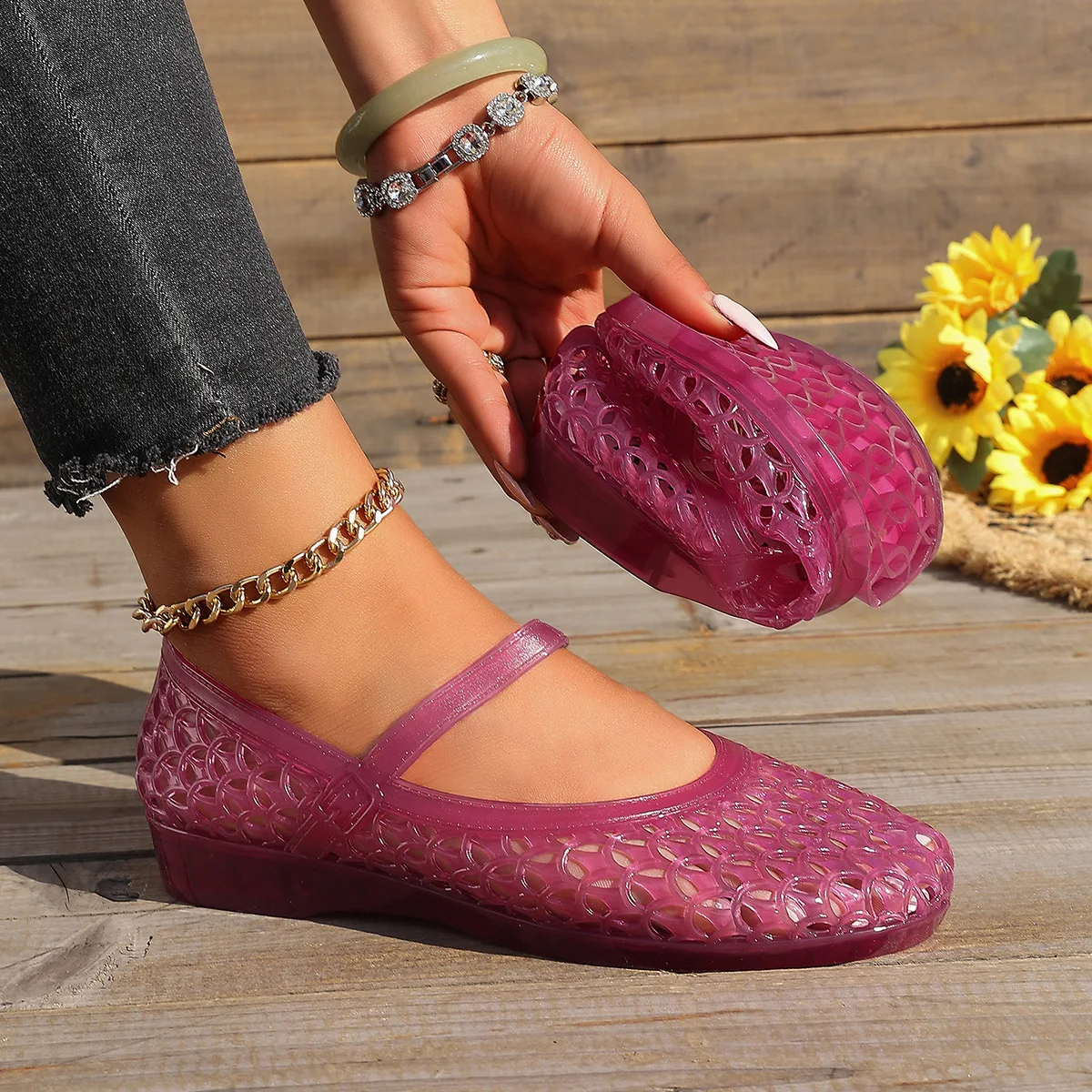 2026 Neue Damen-Flachsandalen mit atmungsaktivem PVC-Hohldesign für den Sommer, Baotou-Stil und lässige Jelly-Sandalen