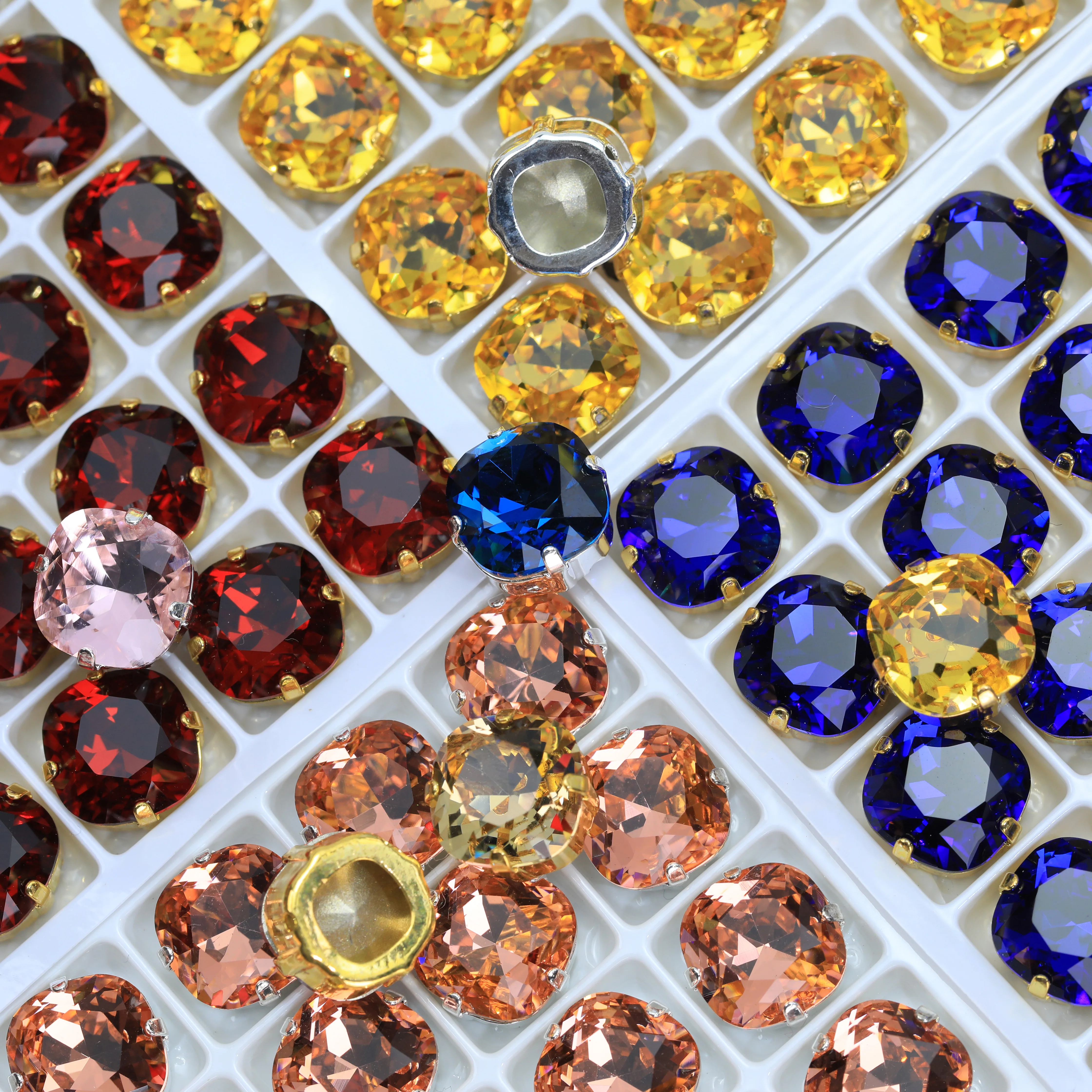 Normalfarbene Kissensteine, Fancy-Steine mit Krallenfassung, hochwertige Gold- und Silberkrallen-Strasssteine, verwendet für Kleidung und Schuhe. – Detail 3