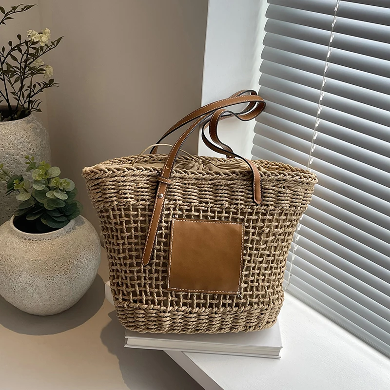 A hand-woven summer beach package with a large-capacity vegetable basket tote bag suitable for summer vacation use