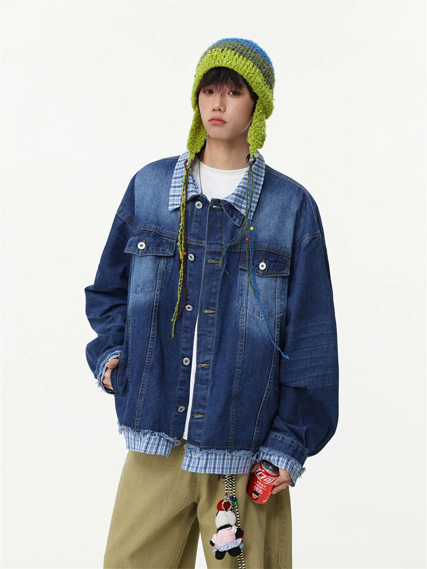 

Мужская повседневная джинсовая куртка на весну-осень с клетчатыми вставками, свободного кроя, молодежная, модная, с эффектом потертости, с длинными рукавами и воротником