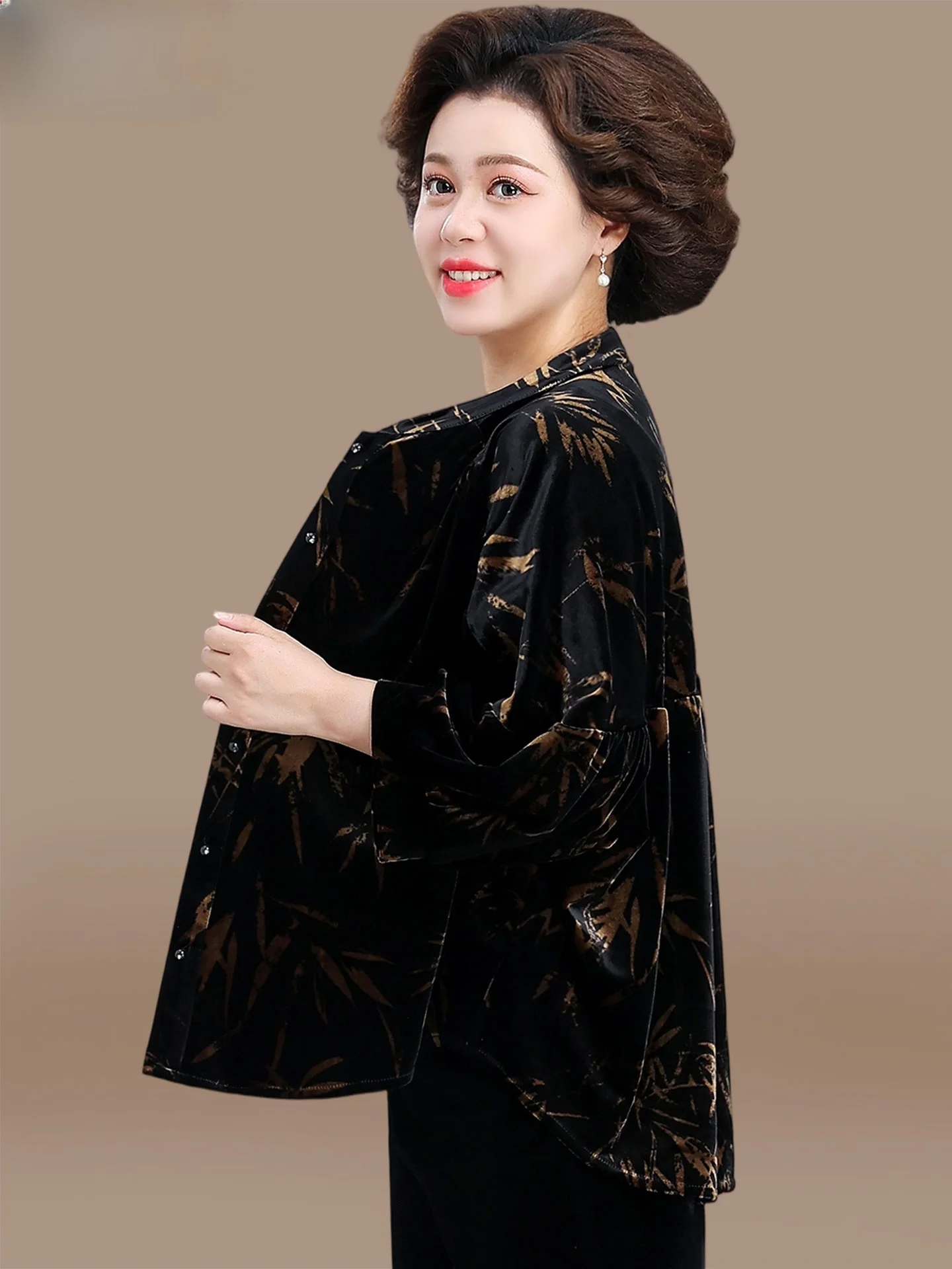 

Весенний модный комплект из золотистого бархатного жакета и брюк для женщин среднего возраста, повседневный, свободного кроя, с длинными брюками, обычными рукавами и пуговицами.