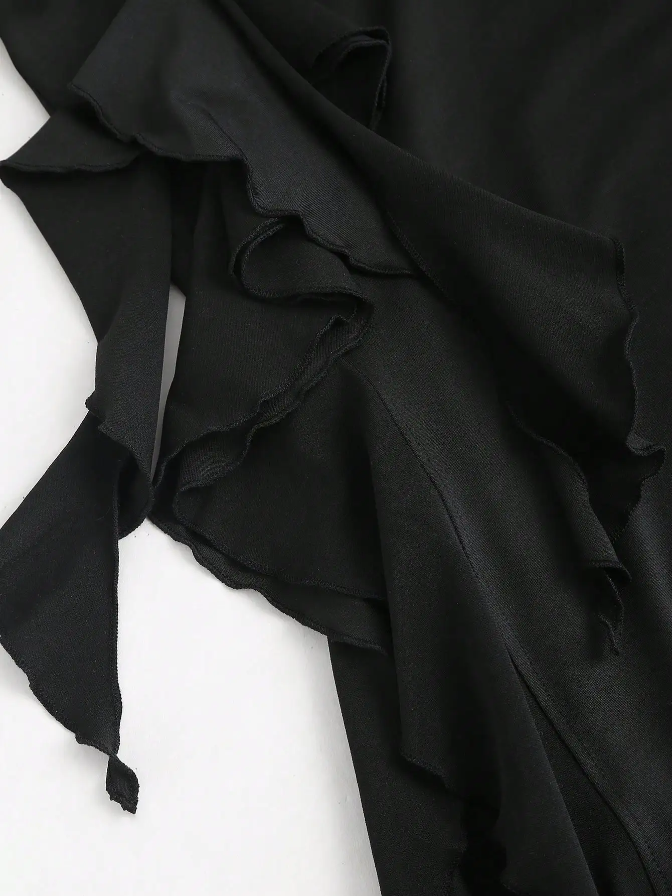 Vestido Midi Preto Sem Alças com Ruches Assimétricos e Babados em Camadas