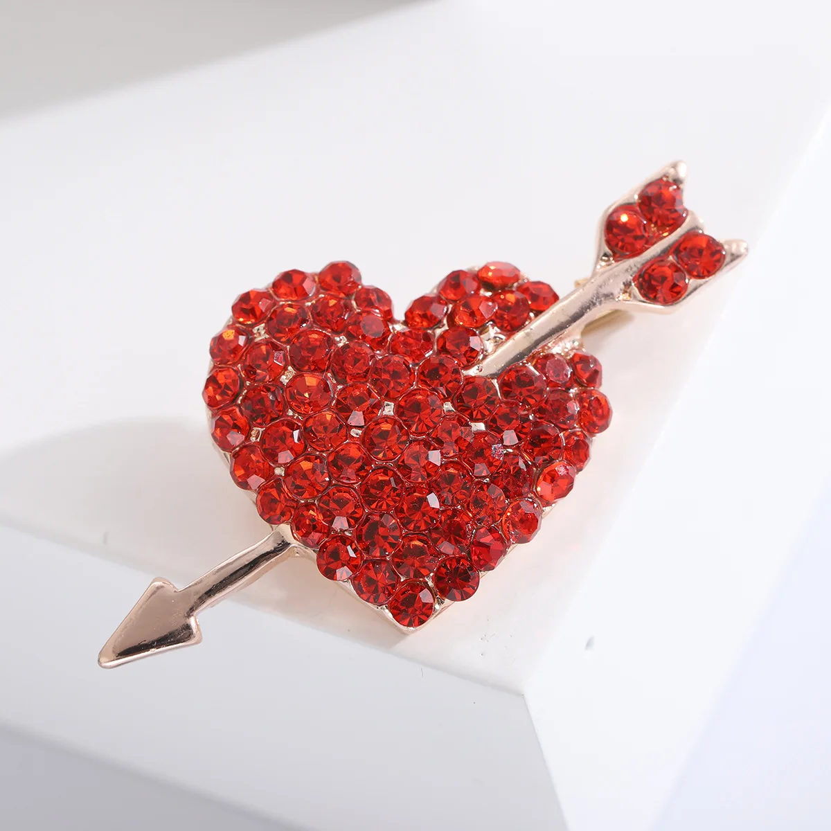 

Red Rhinestone An Arrow Pierces Through The Heart Brooch Pins For Women Crystal Love Heart Party Lovers Luxury Jewelry Gifts