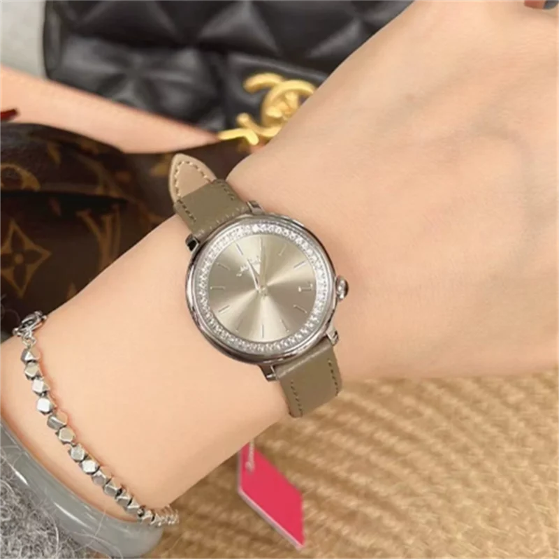 ساعة فضية رمادية 2026 عالية الجودة موضة عادية فاخرة ساعة يد جلدية هدية للنساء ساعة كوارتز ملحق