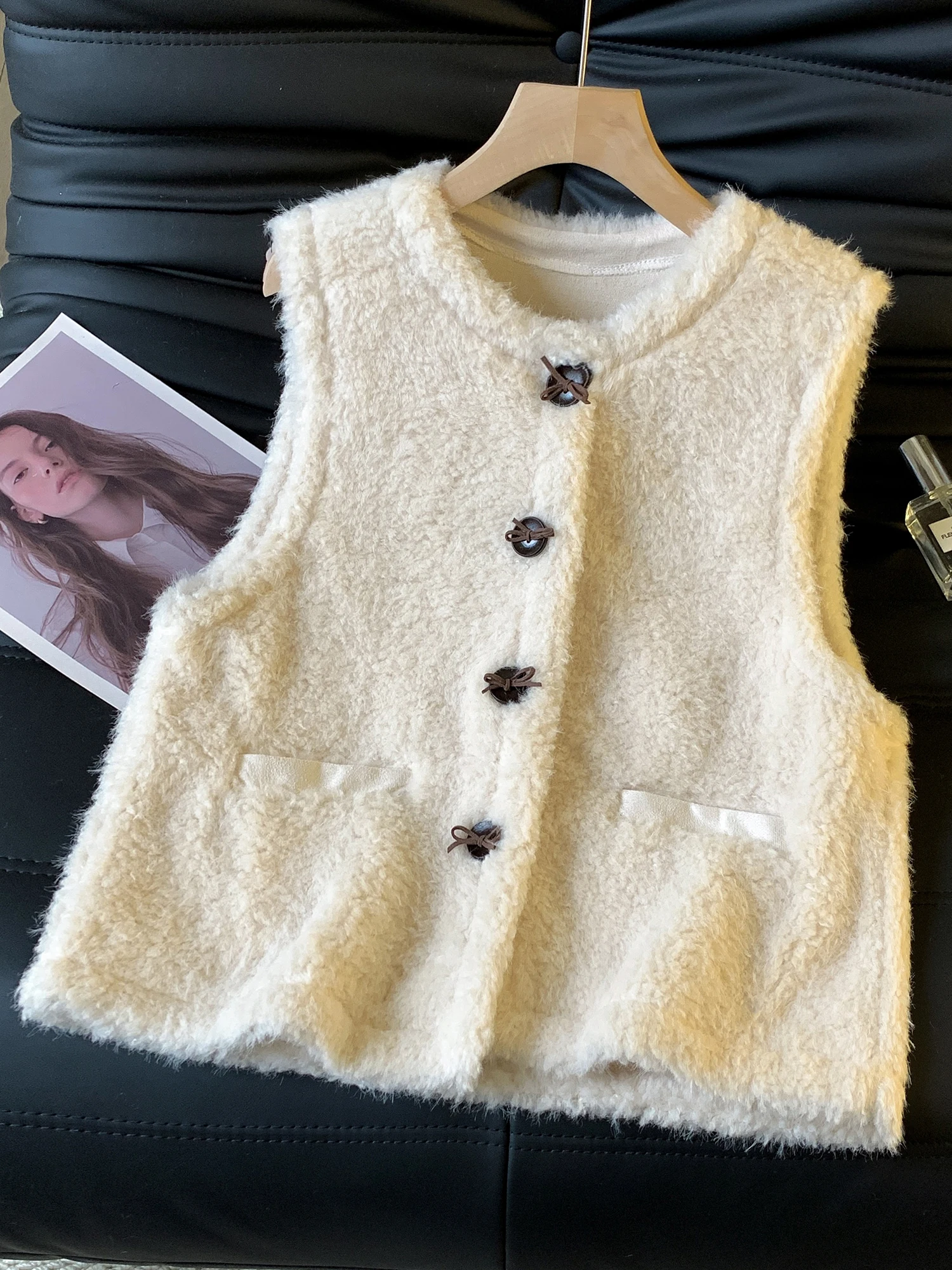 Korean Style Lamb Fur Vest Women's Winter Layering round Neck Slim Fit Shoulder Skin Integrated Coat Top Warmth Conservation