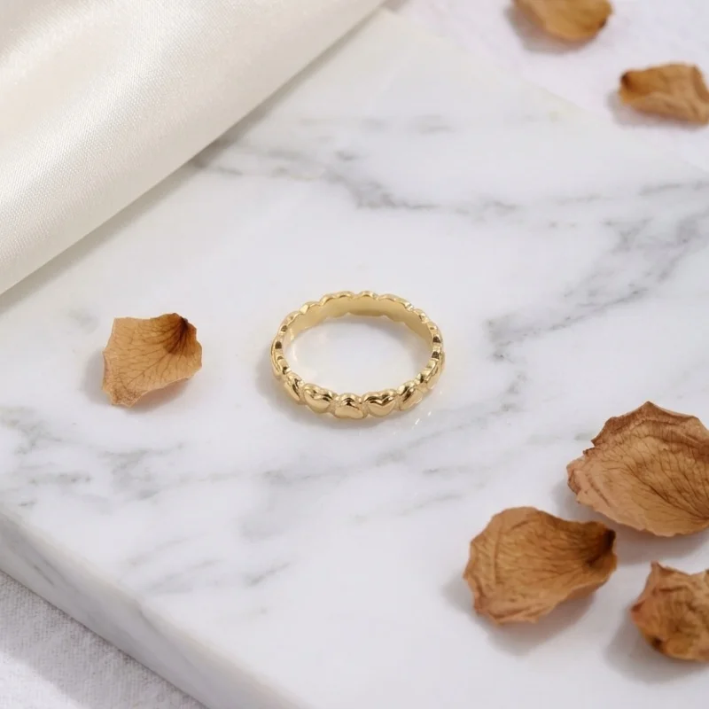 1 Piece Stainless Steel Ring Plated with 18K Gold, Featuring a Three-Dimensional Inverted Heart Design. Sweet Interlocking Heart Ring, Gentle and Girly Style for Daily Wear, Stackable Combination, Simple and Versatile Commuter Jewelry, Full of Joy and Romantic Meaning, Perfect for Expressing Love and as a Gift. Suitable for Daily Commuting, Dating, and Holiday Gifts, Can Be Worn in Multiple Occasions