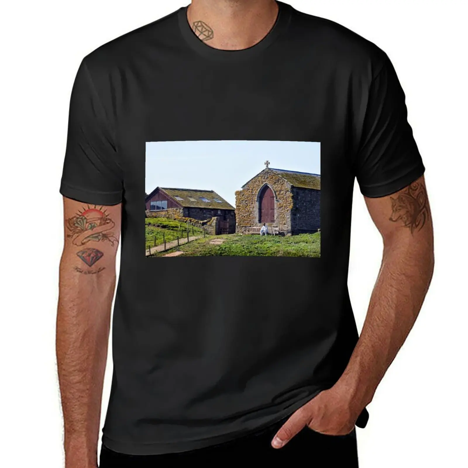 Camiseta de secado rápido para hombre, camisa con estampado de A ranger toming a break near St Cuthbert's Chapel, Farne Islands