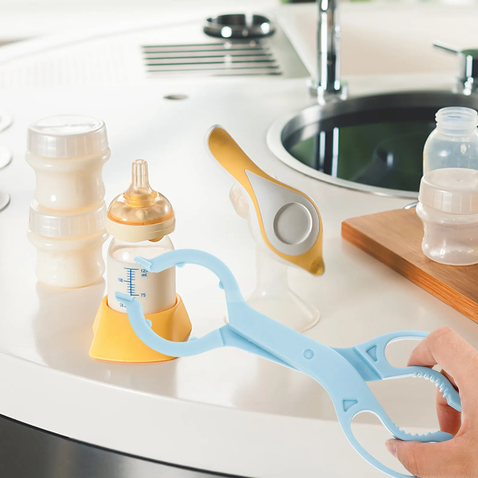 

2Pcs Anti-Slip Feeding Bottle Clamp PP Material Ergonomic Baby Bottle Tongs for Hot Milk Bottles Pacifier Clip Kitchen Tool Gift