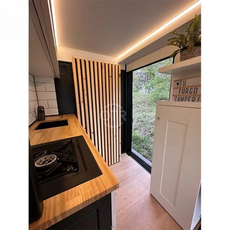 Mobile furgone camper multifunzionale con cucina scorrevole e letto sul tetto