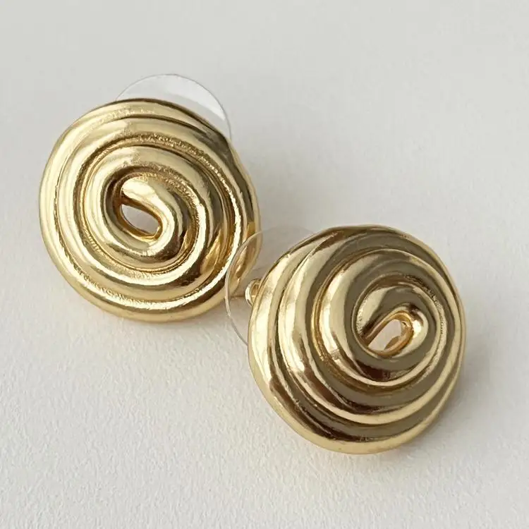 

European and American medieval vortex shaped commuter earrings