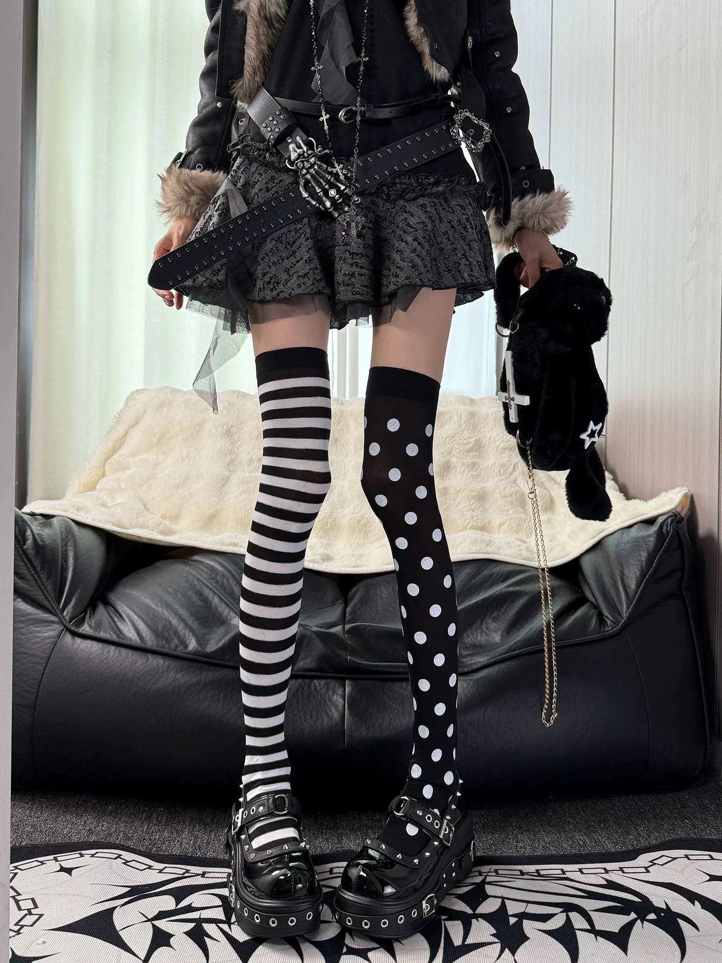 Asymmetrische Overknee-Socken für Damen, Y2k Goth gestreifte Strümpfe, Alt Aesthetic Harajuku Egirl Outfit – Detail 2
