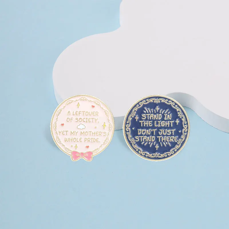 Vintage runde Emaille-Abzeichen „Leftover Of Society And Stand In The Light“-Zitat, Anstecknadel mit Goldrand, Metallbrosche, Schmuck, Geschenk für Freunde – Detail 5