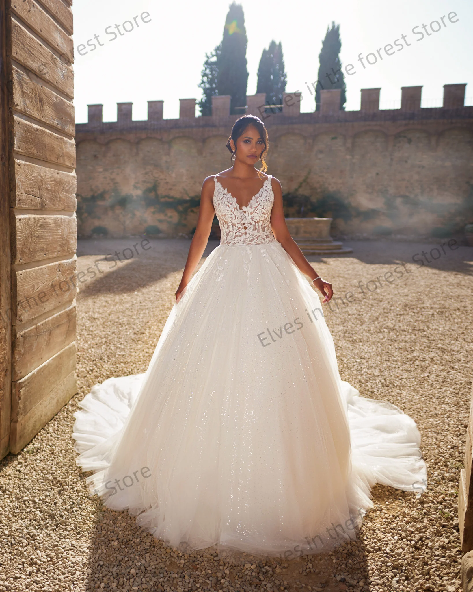 ชุดแต่งงานคอวีทรงเอไลน์สุดหรูสำหรับผู้หญิง ตกแต่งด้วยลูกไม้แบบแอพพลิเค่  ชุดแต่งงานแบบเปิดหลัง  ชุดเจ้าสาว