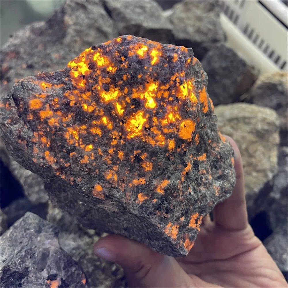 Natural Bright Beautiful Yooperlites Flamestone UV Glowing Polishing Rolling Stone Fire Stone Fluorescent Sodalite Home Decor