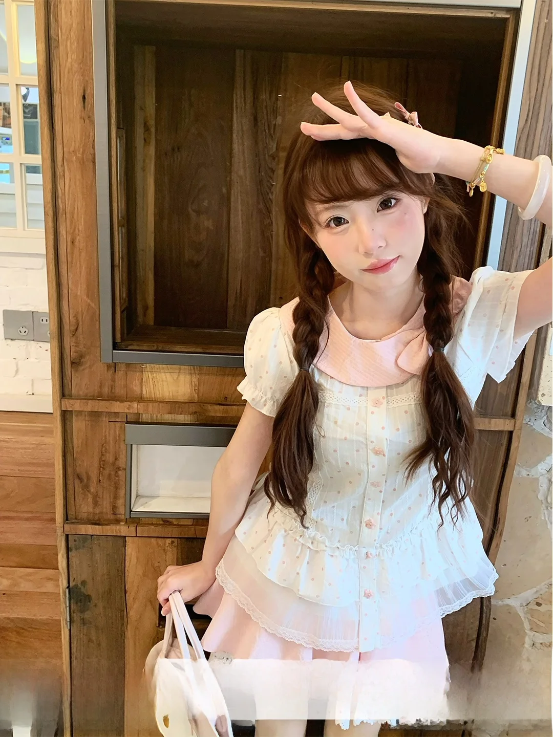 

Комплект: Рубашка с эффектом похудения, в клетку, с рукавами-фонариками и воротником «Питер Пэн», и короткая юбка. Женский, розовый, с кружевом. Модный весенне-летний повседневный деловой комплект.