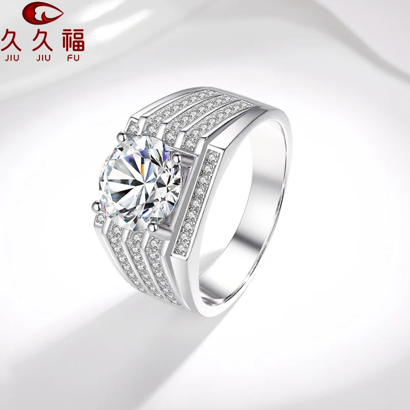 

Мужское кольцо с тремя рядами бриллиантов, платина PT950 с муассанитом 3 карата, подчеркивает зрелый и роскошный мужской шарм.